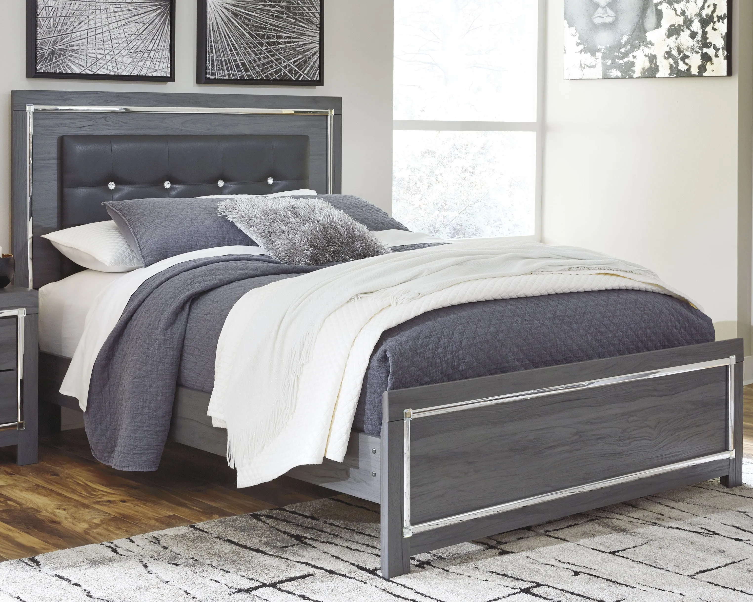 Lodanna Queen Panel Bed with Mirrored Dresser and Nightstand in Gray