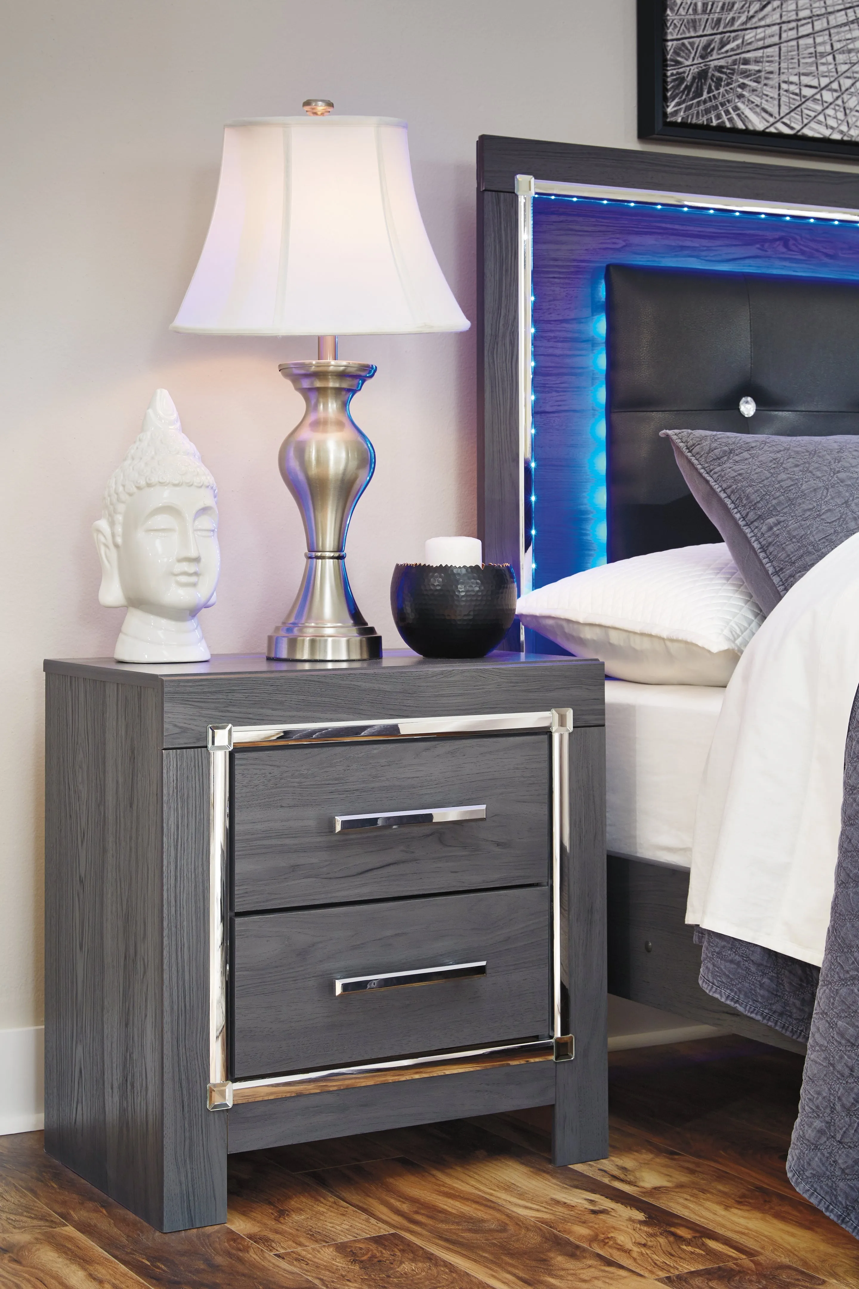Lodanna Queen Panel Bed with Mirrored Dresser and Nightstand in Gray