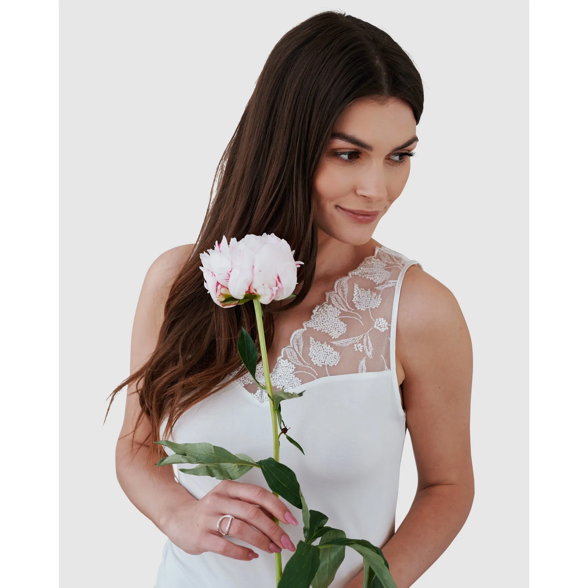 Short Viscose Nightie with Embroidery